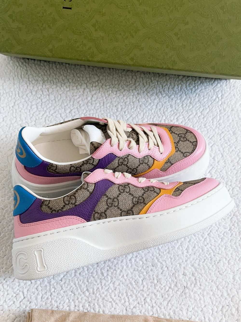 GUCCI Women’s GG Supreme Monogram Canvas Low Top Sneakers - Picture 3 of 13